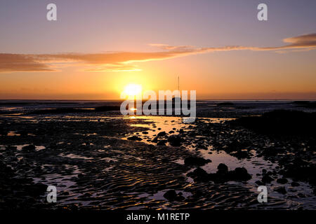 Lytham, UK. 1 Feb, 2018. UK Wetter. Nach einer hellen, kühlen Tag gab es einen atemberaubenden Sonnenuntergang am ersten Februar an der Fylde Coast in Lytham in Lancashire zu markieren. Credit: Paul Melling/Alamy leben Nachrichten Stockfoto