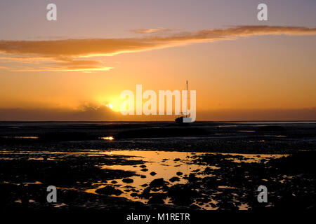 Lytham, UK. 1 Feb, 2018. UK Wetter. Nach einer hellen, kühlen Tag gab es einen atemberaubenden Sonnenuntergang am ersten Februar an der Fylde Coast in Lytham in Lancashire zu markieren. Credit: Paul Melling/Alamy leben Nachrichten Stockfoto