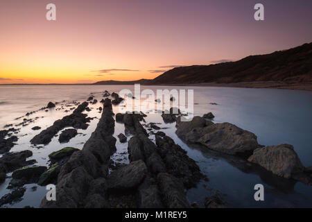 Osmington Mühlen, Dorset, Großbritannien. 1. Februar 2018. UK Wetter. Klarer Himmel bei Sonnenuntergang am felsigen Strand bei Osmington Mühlen auf der Jurassic Coast von Dorset. Foto: Graham Jagd-/Alamy Leben Nachrichten. Stockfoto