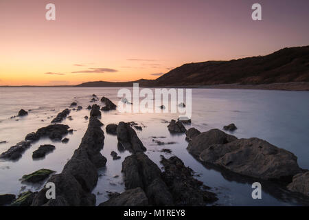 Osmington Mühlen, Dorset, Großbritannien. 1. Februar 2018. UK Wetter. Klarer Himmel bei Sonnenuntergang am felsigen Strand bei Osmington Mühlen auf der Jurassic Coast von Dorset. Foto: Graham Jagd-/Alamy Leben Nachrichten. Stockfoto