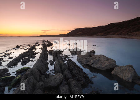 Osmington Mühlen, Dorset, Großbritannien. 1. Februar 2018. UK Wetter. Klarer Himmel bei Sonnenuntergang am felsigen Strand bei Osmington Mühlen auf der Jurassic Coast von Dorset. Foto: Graham Jagd-/Alamy Leben Nachrichten. Stockfoto