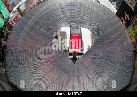 New York, USA. 1. Februar, 2018. Die Coca-Cola-digitalen Anzeigentafel wird durch'-Fenster Um das "Herz" der Sieger des Times Square Valentine Herz Design in Times Square in New York, in seiner Enthüllung am Donnerstag, 1. Februar 2018 gesehen. Die Skulptur, entworfen von ArandaLasch + Marcelo Coelho wurde über den 3D-Druck durch Formlabs hergestellt. Die Skulptur ist eine Fresnel-linse, 12 Meter im Durchmesser, mit einem herzförmige Öffnung in der Mitte, ideal für selfies. Es wird auf dem Display durch Februar. (Â© Richard B. Levine) Credit: Richard Levine/Alamy leben Nachrichten Stockfoto