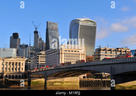 London, Großbritannien. 1. Februar, 2018. UK Wetter. Eine Warteschlange von roten Londoner Busse auf die London Bridge in Richtung der Stadt und der Finanzdistrikt in einem hell und kalter Tag. Blauer Himmel und kühlen Winde beginnen Sie den Tag in der Hauptstadt. Quelle: Steve Hawkins Fotografie/Alamy leben Nachrichten Stockfoto