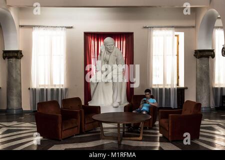 Gagra, Abchasien, Georgien. 21. Juli 2017. Eine Skulptur von Lenin mit Blick auf ein Junge spielt auf seinem Mobiltelefon in der Lobby eines renovierten Spa in Gagra. Abchasien ist ein teilweise anerkannten Staat im Nordwesten von Georgia entfernt. Zurück in der Zeit der Sowjetunion war es eine lebhafte Gegend jedoch, nachdem die Sowjetunion in den frühen 90er Jahren ist die Wirtschaft in die Knie gesunken. Im Jahr 2008 Russland seine militärische die separatistischen Unabhängigkeit von Georgien zu unterstützen. Credit: Mauricewolf/SOPA/ZUMA Draht/Alamy leben Nachrichten Stockfoto