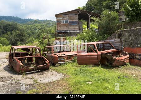 Tkvarcheli, Abchasien, Georgien. 19. Juli 2017. Autowracks in den verlassenen Sowjetischen Kohle Bergbau Stadt Tkvarcheli. Abchasien ist ein teilweise anerkannten Staat im Nordwesten von Georgia entfernt. Zurück in der Zeit der Sowjetunion war es eine lebhafte Gegend jedoch, nachdem die Sowjetunion in den frühen 90er Jahren ist die Wirtschaft in die Knie gesunken. Im Jahr 2008 Russland seine militärische die separatistischen Unabhängigkeit von Georgien zu unterstützen. Credit: Mauricewolf/SOPA/ZUMA Draht/Alamy leben Nachrichten Stockfoto