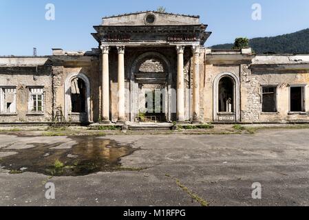 Tkvarcheli, Abchasien, Georgien. 13 Sep, 2017. Bahnhof in die verlassenen Sowjetischen Kohle Bergbau Stadt Tkvarcheli. Abchasien ist ein teilweise anerkannten Staat im Nordwesten von Georgia entfernt. Zurück in der Zeit der Sowjetunion war es eine lebhafte Gegend jedoch, nachdem die Sowjetunion in den frühen 90er Jahren ist die Wirtschaft in die Knie gesunken. Im Jahr 2008 Russland seine militärische die separatistischen Unabhängigkeit von Georgien zu unterstützen. Credit: Maurice Wolf/SOPA/ZUMA Draht/Alamy leben Nachrichten Stockfoto