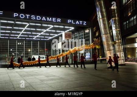 Berlin, Deutschland. 1 Feb, 2018. Dragondance am Potsdamer Platz. Das chinesische neue Jahr 2018 gefeiert wird früher in Berlin als das tatsächliche Datum, weil der Berlinale. / Drachentanz am Potsdamer Platz. Das chinesische Neujahrsfest 2018 wird wegen der Berlinale in Berlin früher gefeiert. Credit: Sandra Weller/Alamy leben Nachrichten Stockfoto