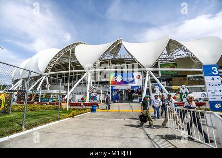 Guadalajara, Jalisco, Mexiko. 1. Februar, 2018. Caribbean Serie 2018. Aspekte der Panamerikanischen Stadion oder Stadion von Los Charros de Jalisco, vor Beginn der morgigen Baseball party Serie del Caribe 2018 in Guadalajara, Jalisco gehalten zu werden. Fans sind auf der Suche nach der neuesten Tickets an der Abendkasse heute und dem Vertrieb des Jersey und offiziellen Kappe des mexikanischen Teams sowie der Kuba, Dominikanische Republik, Venezuela, Puerto Rico. Februar 1, 2018 Quelle: NortePhoto.com/Alamy leben Nachrichten Stockfoto