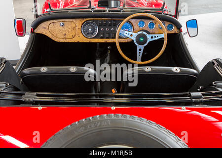 Torino, Italien. 1 Feb, 2018. Innenansicht und Armaturenbrett des 1978 Morgan Plus 8 auf Ausstellung zu historischen Auto zeigen. Credit: Marco Destefanis/Alamy leben Nachrichten Stockfoto