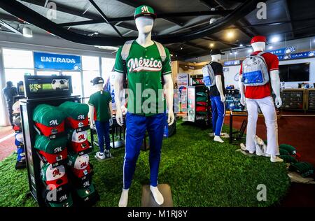 Guadalajara, Jalisco, Mexiko. 1. Februar, 2018. Caribbean Serie 2018. Aspekte der Panamerikanischen Stadion oder Stadion von Los Charros de Jalisco, vor Beginn der morgigen Baseball party Serie del Caribe 2018 in Guadalajara, Jalisco gehalten zu werden. Fans sind auf der Suche nach der neuesten Tickets an der Abendkasse heute und dem Vertrieb des Jersey und offiziellen Kappe des mexikanischen Teams sowie der Kuba, Dominikanische Republik, Venezuela, Puerto Rico. Februar 1, 2018 Quelle: NortePhoto.com/Alamy leben Nachrichten Stockfoto