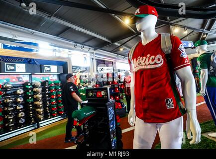 Guadalajara, Jalisco, Mexiko. 1. Februar, 2018. Caribbean Serie 2018. Aspekte der Panamerikanischen Stadion oder Stadion von Los Charros de Jalisco, vor Beginn der morgigen Baseball party Serie del Caribe 2018 in Guadalajara, Jalisco gehalten zu werden. Fans sind auf der Suche nach der neuesten Tickets an der Abendkasse heute und dem Vertrieb des Jersey und offiziellen Kappe des mexikanischen Teams sowie der Kuba, Dominikanische Republik, Venezuela, Puerto Rico. Februar 1, 2018 Quelle: NortePhoto.com/Alamy leben Nachrichten Stockfoto