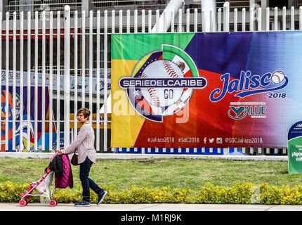 Guadalajara, Jalisco, Mexiko. 1. Februar, 2018. Caribbean Serie 2018. Aspekte der Panamerikanischen Stadion oder Stadion von Los Charros de Jalisco, vor Beginn der morgigen Baseball party Serie del Caribe 2018 in Guadalajara, Jalisco gehalten zu werden. Fans sind auf der Suche nach der neuesten Tickets an der Abendkasse heute und dem Vertrieb des Jersey und offiziellen Kappe des mexikanischen Teams sowie der Kuba, Dominikanische Republik, Venezuela, Puerto Rico. Februar 1, 2018 Quelle: NortePhoto.com/Alamy leben Nachrichten Stockfoto