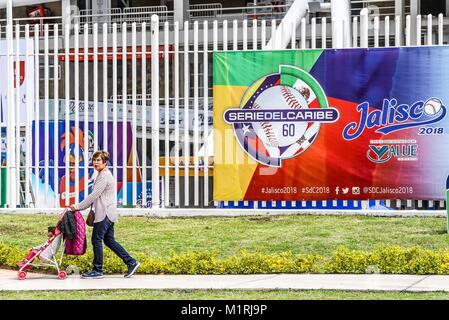 Guadalajara, Jalisco, Mexiko. 1. Februar, 2018. Caribbean Serie 2018. Aspekte der Panamerikanischen Stadion oder Stadion von Los Charros de Jalisco, vor Beginn der morgigen Baseball party Serie del Caribe 2018 in Guadalajara, Jalisco gehalten zu werden. Fans sind auf der Suche nach der neuesten Tickets an der Abendkasse heute und dem Vertrieb des Jersey und offiziellen Kappe des mexikanischen Teams sowie der Kuba, Dominikanische Republik, Venezuela, Puerto Rico. Februar 1, 2018 Quelle: NortePhoto.com/Alamy leben Nachrichten Stockfoto