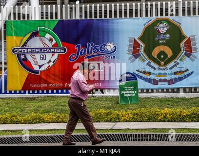 Guadalajara, Jalisco, Mexiko. 1. Februar, 2018. Caribbean Serie 2018. Aspekte der Panamerikanischen Stadion oder Stadion von Los Charros de Jalisco, vor Beginn der morgigen Baseball party Serie del Caribe 2018 in Guadalajara, Jalisco gehalten zu werden. Fans sind auf der Suche nach der neuesten Tickets an der Abendkasse heute und dem Vertrieb des Jersey und offiziellen Kappe des mexikanischen Teams sowie der Kuba, Dominikanische Republik, Venezuela, Puerto Rico. Februar 1, 2018 Quelle: NortePhoto.com/Alamy leben Nachrichten Stockfoto