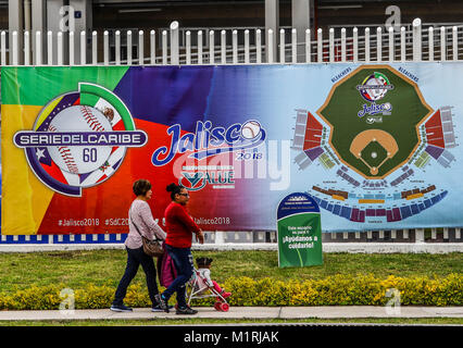 Guadalajara, Jalisco, Mexiko. 1. Februar, 2018. Caribbean Serie 2018. Aspekte der Panamerikanischen Stadion oder Stadion von Los Charros de Jalisco, vor Beginn der morgigen Baseball party Serie del Caribe 2018 in Guadalajara, Jalisco gehalten zu werden. Fans sind auf der Suche nach der neuesten Tickets an der Abendkasse heute und dem Vertrieb des Jersey und offiziellen Kappe des mexikanischen Teams sowie der Kuba, Dominikanische Republik, Venezuela, Puerto Rico. Februar 1, 2018 Quelle: NortePhoto.com/Alamy leben Nachrichten Stockfoto