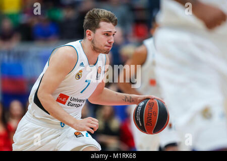 Moskau, Russland. 1 Feb, 2018. Luka Doncic von Real Madrid treibt die Kugel während der 2017-2018 Euroleague Basketball Spiel zwischen ZSKA Moskau und Real Madrid in Moskau, Russland, Feb 1, 2018. CSKA gewann 93-81. Credit: Wu Zhuang/Xinhua/Alamy leben Nachrichten Stockfoto