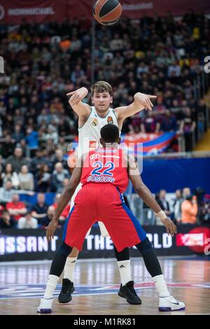 Moskau, Russland. 1 Feb, 2018. Luka Doncic (oben) von Real Madrid passess den Ball während der 2017-2018 Euroleague Basketball Spiel zwischen ZSKA Moskau und Real Madrid in Moskau, Russland, Feb 1, 2018. CSKA gewann 93-81. Credit: Wu Zhuang/Xinhua/Alamy leben Nachrichten Stockfoto