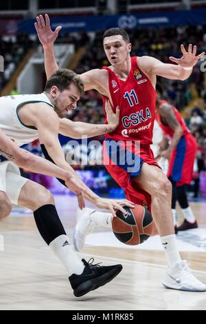 Moskau, Russland. 1 Feb, 2018. Luka Doncic (L) von Real Madrid treibt die Kugel während der 2017-2018 Euroleague Basketball Spiel zwischen ZSKA Moskau und Real Madrid in Moskau, Russland, Feb 1, 2018. CSKA gewann 93-81. Credit: Wu Zhuang/Xinhua/Alamy leben Nachrichten Stockfoto