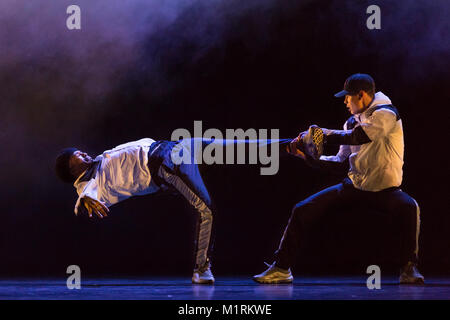 Sadler's Wells Theatre, London, UK, 1. Feb 2018. BBC junge Tänzer Finalisten, Jodelle Douglas und Harry Barnes durchführen, Street Dance 'Mass Effect'. Sadler's Wells' jährliche Feier der Tanz bringt eine eklektische Mischung von Extrakten aus einige der aufregendsten Dance ist in der"'. Credit: Imageplotter Nachrichten und Sport/Alamy leben Nachrichten Stockfoto