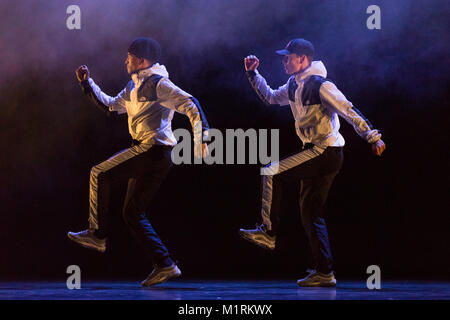 Sadler's Wells Theatre, London, UK, 1. Feb 2018. BBC junge Tänzer Finalisten, Jodelle Douglas und Harry Barnes durchführen, Street Dance 'Mass Effect'. Sadler's Wells' jährliche Feier der Tanz bringt eine eklektische Mischung von Extrakten aus einige der aufregendsten Dance ist in der"'. Credit: Imageplotter Nachrichten und Sport/Alamy leben Nachrichten Stockfoto