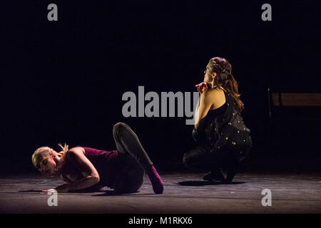 Sadler's Wells Theatre, London, UK, 1. Feb 2018. Zeitgenössischer Tanz Performance mit dem Titel 'DEDICATED zu...' von Candoco Dance Company. Sadler's Wells' jährliche Feier der Tanz bringt eine eklektische Mischung von Extrakten aus einige der aufregendsten Dance ist in der"'. Credit: Imageplotter Nachrichten und Sport/Alamy leben Nachrichten Stockfoto