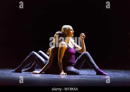 Sadler's Wells Theatre, London, UK, 1. Feb 2018. Zeitgenössischer Tanz Performance mit dem Titel 'DEDICATED zu...' von Candoco Dance Company. Sadler's Wells' jährliche Feier der Tanz bringt eine eklektische Mischung von Extrakten aus einige der aufregendsten Dance ist in der"'. Credit: Imageplotter Nachrichten und Sport/Alamy leben Nachrichten Stockfoto