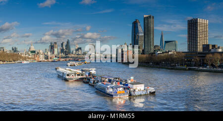 Blick auf die Stadt der Skyline von London auf der Themse vom Waterloo Bridge auf einem hellen, sonnigen Tag. Stockfoto