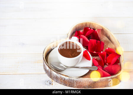 Tasse Kaffee für den Valentinstag Stockfoto