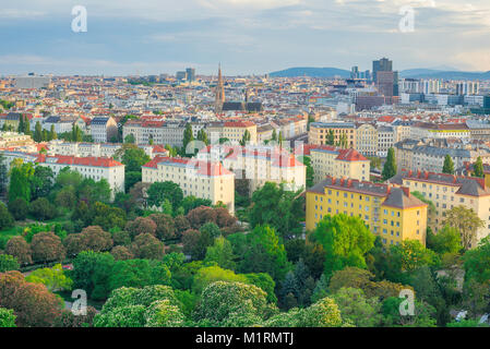 Wiener Stadtbild-Luftbild, Blick auf die Skyline von Wien mit den Bäumen des Prater-Parks im Vordergrund, Wien, Österreich. Stockfoto