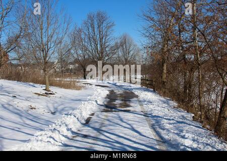 Wandern auf den Wanderwegen in den verschneiten Wald im Monat Januar. Stockfoto