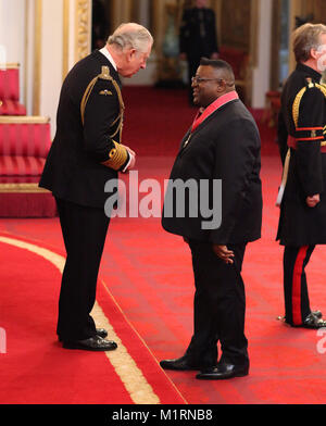 Herr Isaac Julien aus London ist ein CBE (Commander des Ordens des Britischen Empire) vom Prinzen von Wales, während einer Ordensverleihung am Buckingham Palace, London. Stockfoto