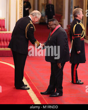 Herr Isaac Julien aus London ist ein CBE (Commander des Ordens des Britischen Empire) vom Prinzen von Wales, während einer Ordensverleihung am Buckingham Palace, London. Stockfoto