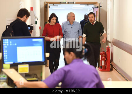 Der Führer der Jeremy Corbyn bei einem Besuch in Milton Keynes Universitätsklinik mit neu ausgewählten Arbeit Kandidat für Milton Keynes Nord, Charlynne Pullen (links) und Rat Führer Peter Marland (rechts). Stockfoto