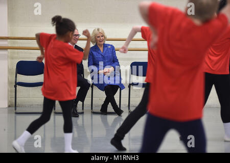 Die Herzogin von Cornwall Uhren Studenten Tanz bei einem Besuch der Königlichen Akademie des Tanzes in Battersea, London, wo sie über die Silbernen Schwäne Programm gelernt, eine Initiative, die liefert Ballett Klassen speziell für über 55 s ausgelegt. Stockfoto