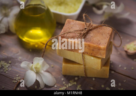 Natürliche handgemachte Seife und Orchidee auf weißem Hintergrund Stockfoto