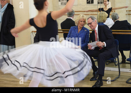 Die Herzogin von Cornwall Uhren Studenten Tanz bei einem Besuch der Königlichen Akademie des Tanzes in Battersea, London, wo sie über die Silbernen Schwäne Programm gelernt, eine Initiative, die liefert Ballett Klassen speziell für über 55 s ausgelegt. Stockfoto