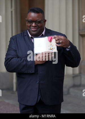 Isaac Julien, nachdem er eine CBE vom Prinzen von Wales bei einer Ordensverleihung am Buckingham Palace, London ausgezeichnet wurde. Stockfoto