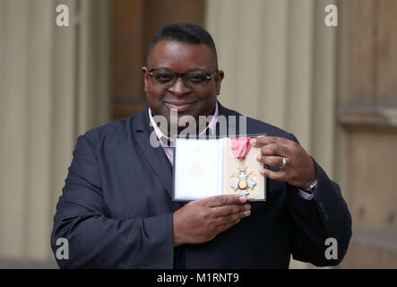 Isaac Julien, nachdem er eine CBE vom Prinzen von Wales bei einer Ordensverleihung am Buckingham Palace, London ausgezeichnet wurde. Stockfoto