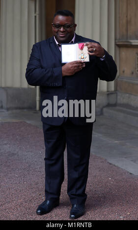 Isaac Julien, nachdem er eine CBE vom Prinzen von Wales bei einer Ordensverleihung am Buckingham Palace, London ausgezeichnet wurde. Stockfoto