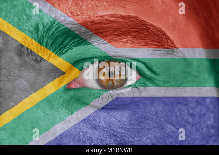 Menschliches Antlitz und ein menschliches Auge gemalt mit Flagge Südafrika Stockfoto