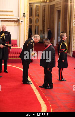 Herr Isaac Julien aus London ist ein CBE (Commander des Ordens des Britischen Empire) vom Prinzen von Wales, während einer Ordensverleihung am Buckingham Palace, London. Stockfoto