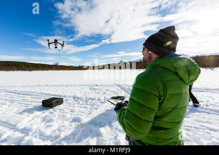 Overbygd, Norwegen. Drone op Eirik Heim flying Drone. Stockfoto