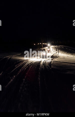 Skibotn, Norwegen. Schnee schneemobilfahren Aktion in der Nacht erschossen. Stockfoto