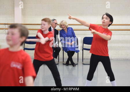 Die Herzogin von Cornwall Uhren Studenten Tanz bei einem Besuch der Königlichen Akademie des Tanzes in Battersea, London, wo sie über die Silbernen Schwäne Programm gelernt, eine Initiative, die liefert Ballett Klassen speziell für über 55 s ausgelegt. Stockfoto