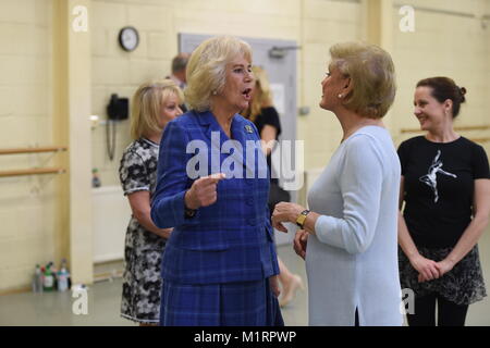 Die Herzogin von Cornwall spricht mit Angela Rippon (rechts) bei einem Besuch der Königlichen Akademie des Tanzes in Battersea, London, wo sie über die Silbernen Schwäne Programm gelernt, eine Initiative, die liefert Ballett Klassen speziell für über 55 s ausgelegt. Stockfoto