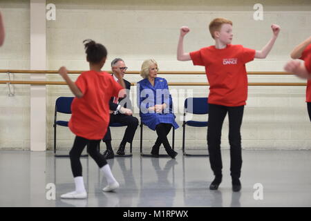 Die Herzogin von Cornwall Uhren Studenten Tanz bei einem Besuch der Königlichen Akademie des Tanzes in Battersea, London, wo sie über die Silbernen Schwäne Programm gelernt, eine Initiative, die liefert Ballett Klassen speziell für über 55 s ausgelegt. Stockfoto