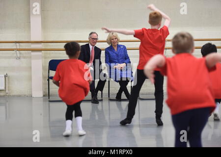 Die Herzogin von Cornwall Uhren Studenten Tanz bei einem Besuch der Königlichen Akademie des Tanzes in Battersea, London, wo sie über die Silbernen Schwäne Programm gelernt, eine Initiative, die liefert Ballett Klassen speziell für über 55 s ausgelegt. Stockfoto