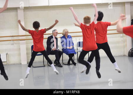 Die Herzogin von Cornwall Uhren Studenten Tanz bei einem Besuch der Königlichen Akademie des Tanzes in Battersea, London, wo sie über die Silbernen Schwäne Programm gelernt, eine Initiative, die liefert Ballett Klassen speziell für über 55 s ausgelegt. Stockfoto