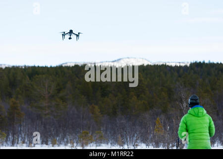 Overbygd, Norwegen. Drone op Eirik Heim flying Drone. Stockfoto