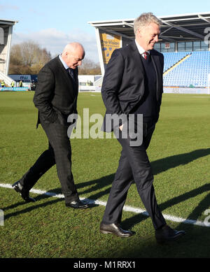 West Ham Direktor des Spielers Rekrutierung Tony Henry und West Ham United Manager David Moyes, bevor die Emirate FA Cup, dritte Runde in Montgomery Wasser Wiese, Shrewsbury Stockfoto